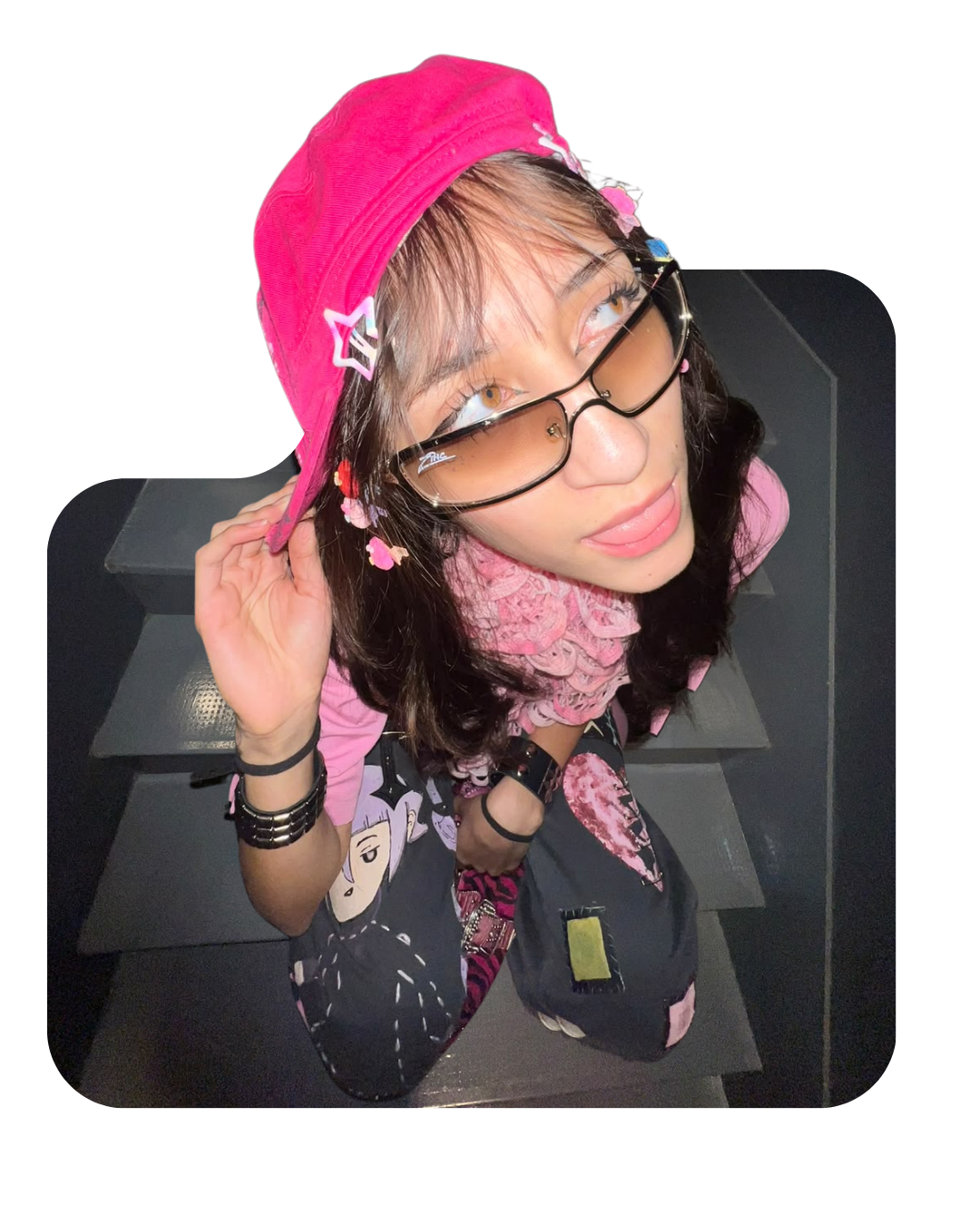 Look Arvel rosa y negro con gorra, lentes y accesorios Y2K